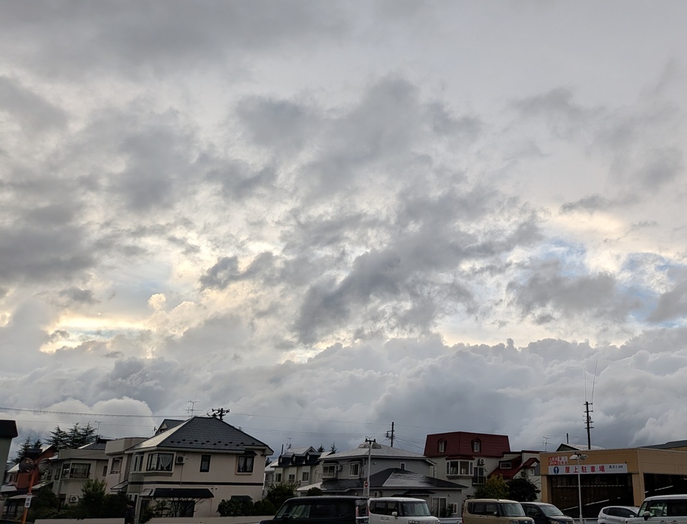 1045_2's tweet photo. おはよう。
気象情報に緊張しながらの朝。
弘前北東部上空は雲も落ち着いたかに見えます。
集中的な雨で地盤が緩んでいる箇所もあります。
今日も油断なく。
ユニバース弘前堅田店駐車場（←昨夕・今朝→） https://t.co/aS2C20CmlJ
