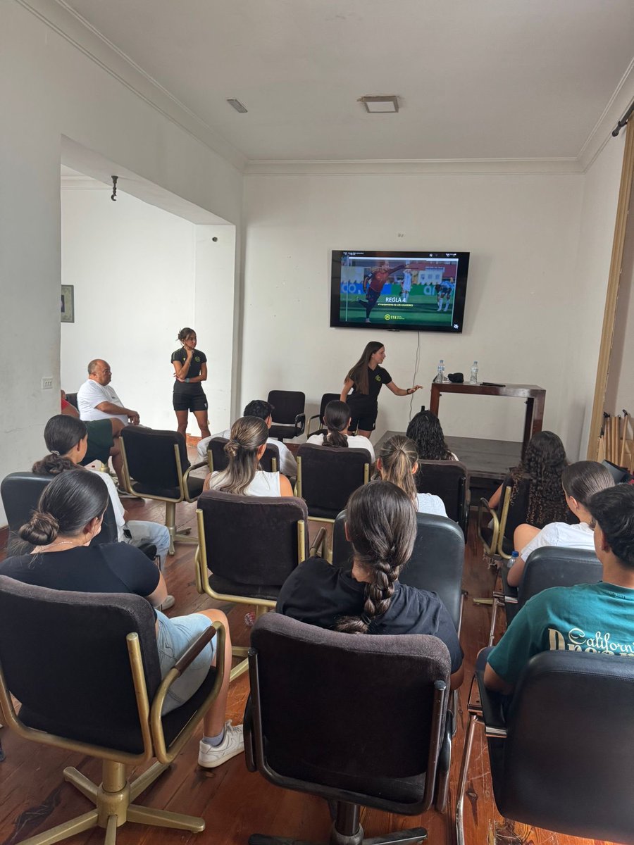 ctarfiflp's tweet photo. ⚽️ Las charlas arbitrales continúan recorriendo nuestros clubes

Esta vez fueron el Real Sporting de San José, el Puerto de Las Palmas,  elVilla a Santa Brígida y  la UD Lanzarote.

🤝⚽️ Seguimos acercando el arbitraje a nuestros clubes. https://t.co/XLYkD1QzmN