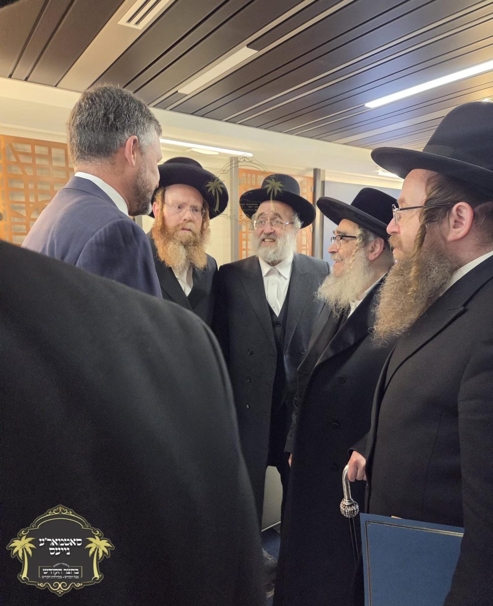 jewishvoicelive's tweet photo. 🚨 BREAKING: In an 8-minute private meeting with President Trump, Grand Rabbi Teitelbaum handed the President a letter written by the Rabbi himself, stressing that Zionists and leaders like war criminal Netanyahu do not speak for the Jewish people.

The President welcomed the message and promised to discuss it further with his staff. A significant step toward justice and challenging AIPAC’s influence in the U.S.
