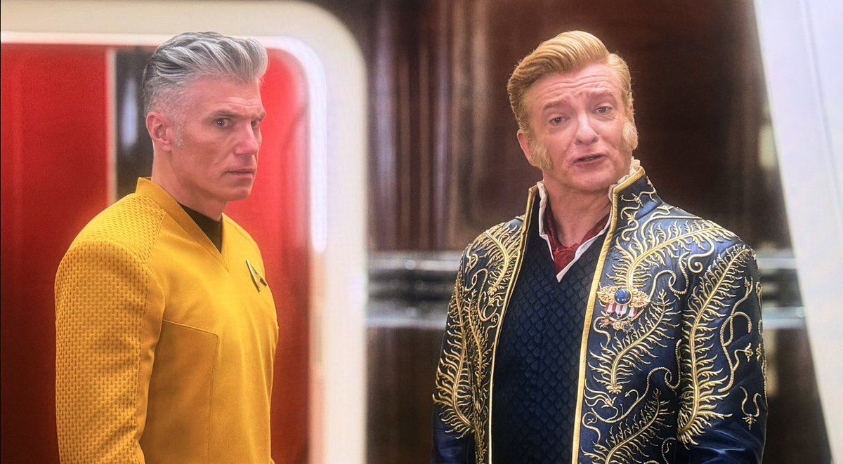 CelestisKevin's tweet photo. Star Trek: Strange New Worlds – S4E07: Wie Chronitonen durch das Stundenglas

Captain Pike ist in einer Soap Opera gefangen. Jep, nicht das auch noch … und schon kommt das Second-Screen-Erlebnis.
Aber zugegeben, Pikes Reaktionen auf die überspitzten Charaktere, die Musik und das Licht sind irgendwie amüsant.

Ich denke, 20 Minuten hätten für die Folge mehr als gereicht, oder?

Wie gefällt dir Star Trek als Soap Opera?