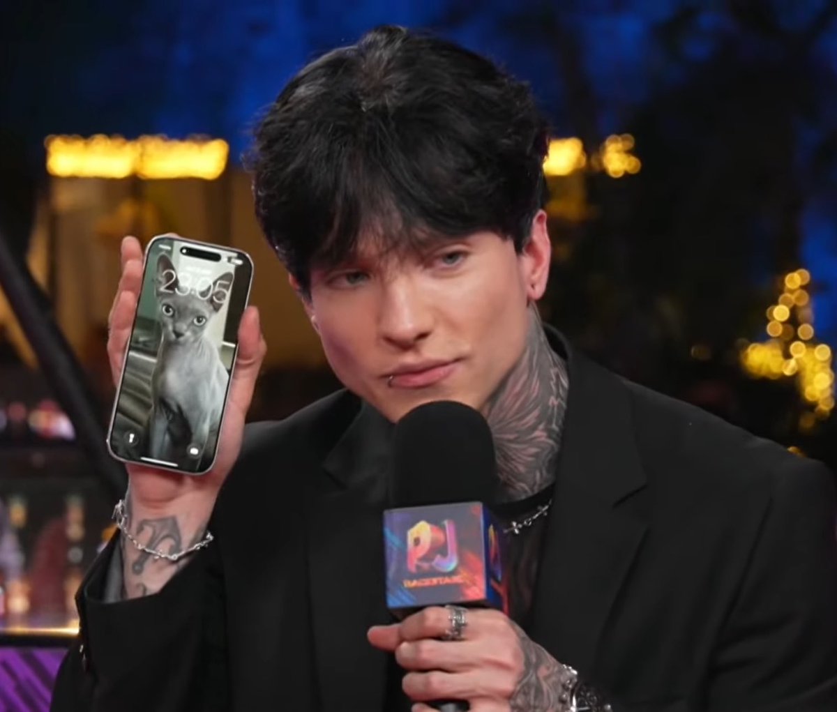 xEyesCanelax's tweet photo. Happy acompañando a Cry, qué hermosooooo🥹🖤

XCRY EN PREMIOS JUVENTUD
#PremiosJuventud 
#PJBackstage 
#CryHostPJ https://t.co/e02m8meJBE