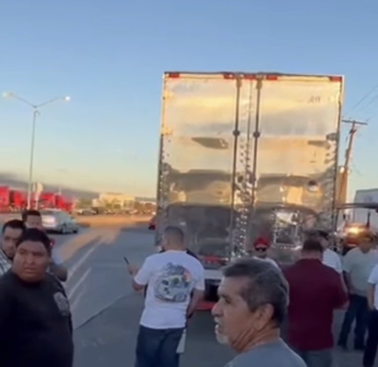 PanoramaTVmx's tweet photo. 🚚🇲🇽🇺🇸 Tensión en la frontera: transportistas bloquearon la garita comercial #Mexicali-#Calexico tras el retiro de visas B1 a 17 choferes en un solo día. Exigen claridad y diálogo con autoridades de 🇺🇸. ¿Qué opinas?
#CDMX #México #Oaxaca #Tuxtepec https://t.co/00XfhuMWWT