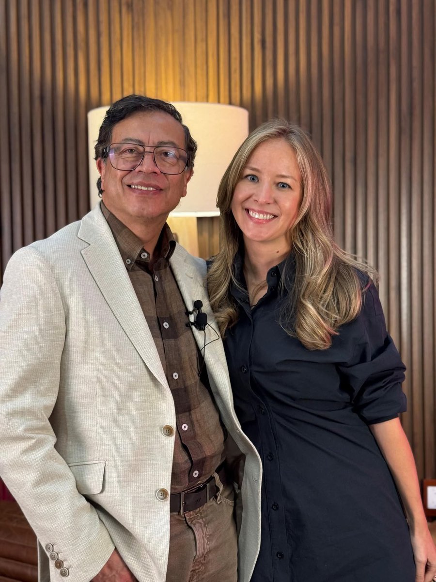 AQUILESNxth's tweet photo. Temas muy gruesos @petrogustavo
El mejor presidente con la mejor periodista .Mañana todos a ver la entrevista por la base América Latina @LaBase_TV Doña @VickyDavilaH https://t.co/MbWFKijxM3