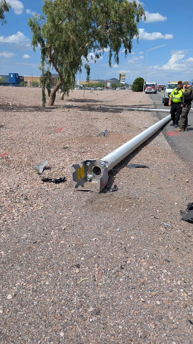 techtalkradio's tweet photo. I-19 SB at the Irvington Bridge, driver stated guys pulled up next to him as he was traveling South on the Irvington Exit, Brandished Weapons, he drove down the embankment to avoid, hit the light pole, DPS and CPB investigating, stay left to get by 
@whatsuptucson https://t.co/MsH5aKhY8t