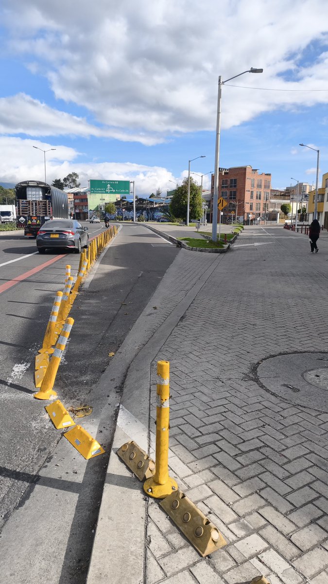 MetChris_ND's tweet photo. @periodispublico Reinstalación*. Ese separador, por demás innecesario, se instaló cuando se entregó el puente de la Av Mutis con Av Boyacá que ¡Oh sorpresa! No cuenta con orejas para tomar las vías perpendiculares y este tipo de elementos destruyen aún mas la movilidad. https://t.co/dxb80qVYn7