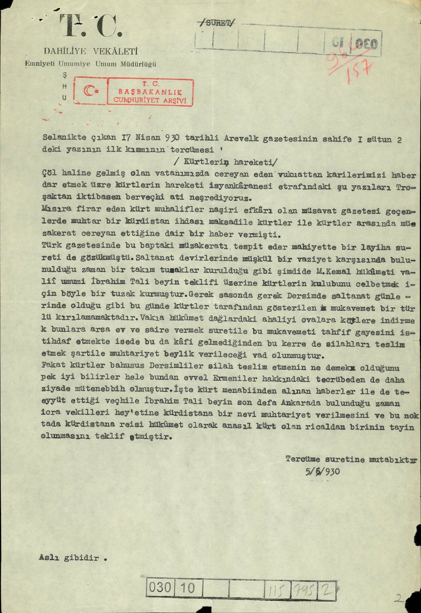 Yusufsaladin22's tweet photo. Kürtlere özerklik sözü verildiği ile ilgili bir belge.

----
Vakıa hükümet dağlardaki ahaliyi ovalara köylere indirmek bunlara arsa ev ve saire vermek suretile bu mukavemeti tahfif gayesini istihdaf etmekte isede bu da kâfi gelmediğinden bu kerre de silahları teslim etmek şartile muhtariyet beyliği verileceği vad olunmuştur."

Fakat kürtler bahusus Dersimliler silah teslim etmenin ne demek olduğunu pek iyi bilirler hele bundan evvel Ermeniler hakkındaki tecrübeden de daha ziyade mütenebbih olmuşlardır."

Tam metin:
-----
Selanikte çıkan 17 Nisan 930 tarihli Arevelk gazetesinin sahife I sütun 2’deki yazının ilk kısmının tercümesi

/ Kürtlerin hareketi /

Çöl haline gelmiş olan vatanımızda cereyan eden vukuattan karilerimizi haberdar etmek üzere Kürtlerin hareketi isyankârânesi etrafındaki şu yazıları Troşaktan iktibasen berveçhi ati neşrediyoruz.

Mısıra firar eden kürt muhalifler naşiri efkârı olan müsavat gazetesi geçenlerde muhtar bir kürdistan ihdası maksadile kürtler ile kürtler arasında müzakerat cereyan ettiğine dair bir haber vermişti.
Türk gazetesinde bu baptaki müzakeratı tespit eder mahiyette bir layiha sureti de gözükmüştü. Saltanat devirlerinde müşkül bir vaziyet karşısında bulunulduğu zaman bir takım tuzaklar kurulduğu gibi şimdide M. Kemal hükümeti valii umumi İbrahim Tali beyin teklifi üzerine kürtlerin kulubunu celbetmek için böyle bir tuzak kurmuştur.
Gerek sasonda gerek Dersimde saltanat günlerinde olduğu gibi bu günde kürtler tarafından gösterilen mukavemet bir türlü kırılamamaktadır. Vakıa hükümet dağlardaki ahaliyi ovalara köylere indirmek bunlara arsa ev ve saire vermek suretile bu mukavemeti tahfif gayesini istihdaf etmekte isede bu da kâfi gelmediğinden bu kerre de silahları teslim etmek şartile muhtariyet beyliği verileceği vad olunmuştur.

Fakat kürtler bahusus Dersimliler silah teslim etmenin ne demek olduğunu pek iyi bilirler hele bundan evvel Ermeniler hakkındaki tecrübeden de daha ziyade mütenebbih olmuşlardır. İşte kürt menabiinden alınan haberler ile de teyyüt ettiği veçhile İbrahim Tali beyin son defa Ankarada bulunduğu zaman icra vekilleri hey’etine kürdistana bir nevi muhtariyet verilmesini ve bu noktada kürdistana reisi hükümet olarak anasıl kürt olan ricaldan birinin tayin olunmasını teklif etmiştir.

belge tarihi:1930
