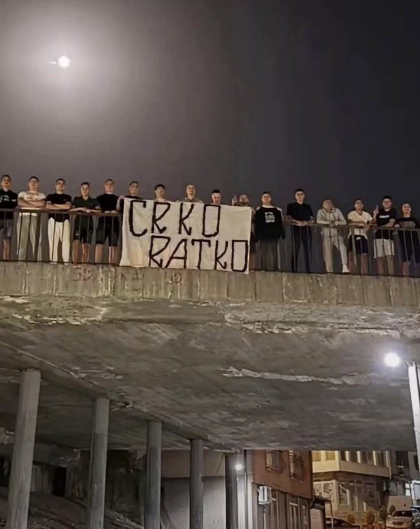 JordanCreek_'s tweet photo. EKSKLUZIVNO 📸 Čekaju leš ratnog zločinca Mladića na nadvožnjaku kod Rožaja 🇲🇪
#rožaje #crnagora #vesti #region #ratnizločinci #ratkomladić #genocid #bosnaihercegovina https://t.co/NOM2SXrPDY