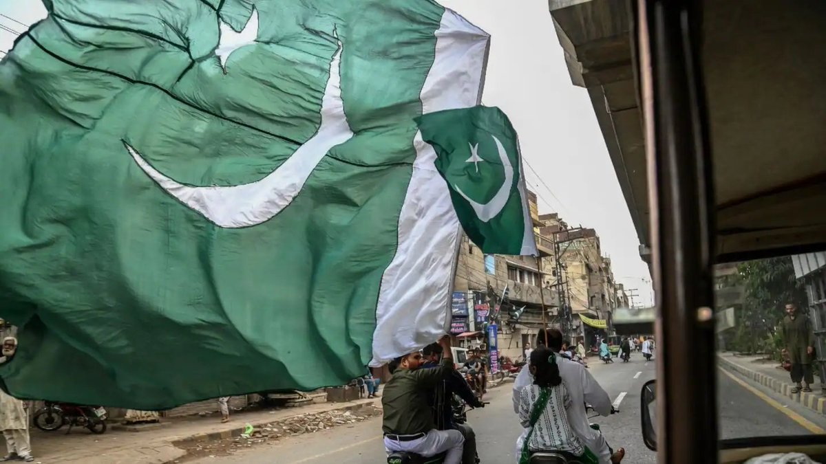 clashreport's tweet photo. Pakistan raised $3 billion in its largest-ever international bond sale — nearly 2x oversubscribed with $6 billion in demand. 

It's part of a deliberate push to replace short-term bilateral loans from China, Saudi Arabia, and the UAE with longer-term market funding. 

The government says the goal is diversifying away from politically sensitive bilateral deposits that create rollover risk, while also pursuing a $10 billion currency-swap line from the US.

Source: Bloomberg