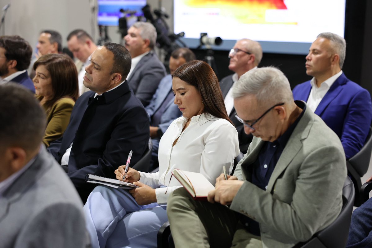 madeleintlSUR's tweet photo. Presidenta Delcy Rodríguez encabeza jornada de planificación junto a gobernadores, alcaldes y el Alto Mando Político

La presidenta de Venezuela, Delcy Rodríguez, sostuvo este jueves un encuentro de trabajo con autoridades regionales, locales y el Alto Mando Político para definir las prioridades estratégicas del país.

Durante la jornada se evaluó la ejecución de proyectos locales, la optimización de recursos económicos y el fortalecimiento de los programas de protección social.

La articulación directa entre los distintos niveles de gobierno busca agilizar la resolución de las demandas comunitarias y consolidar la estabilidad económica en los próximos meses.