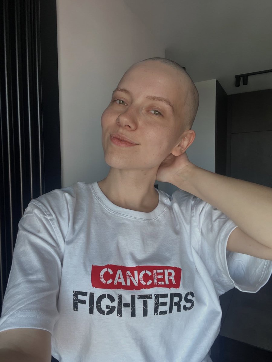 naczasienews's tweet photo. 💇🏻‍♀️Kasix podzieliła się paskudnymi komentarzami jakie otrzymuje po zgoleniu głowy w ramach wsparcia fundacji Cancer Fighters. 

Influencerka przyznała, że codziennie dostaje wiadomości, w których nazywana jest chłopcem, transem czy też babochłopem, w jej przypadku ścięcie włosów było wyborem, lecz niestety wiele osób nie ma takiego przywileju.
