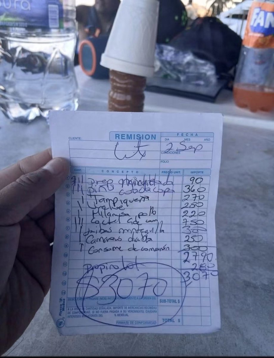 MaTere_Mendoza's tweet photo. Si vienen a Veracruz, ni se les ocurra ir a las palapas que están en la playa Villa del Mar.
Además de ser una de las peores playas del puerto, los palaperos son unos abusivos y ojetes.
Un turista subió a redes su nota de consumo, le incluyen la propina a huevo y hasta la redondean.
Mejor váyanse a comer a un buen restaurante y hasta más barato les va a salir.
Los jarochos estamos hartos de estas palapas que afean el paisaje y tienen un cochinero en esa zona del bulevar.