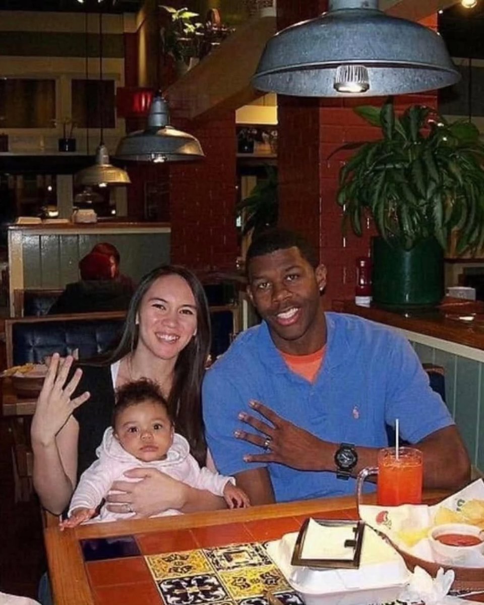 HumansNoContext's tweet photo. A Texas couple who met on MySpace has recreated their first date at the same Chili’s every year for 16 years.

They wear the same outfits and sit in the same booth. 🥹❤️ https://t.co/wDuv9BlbSX