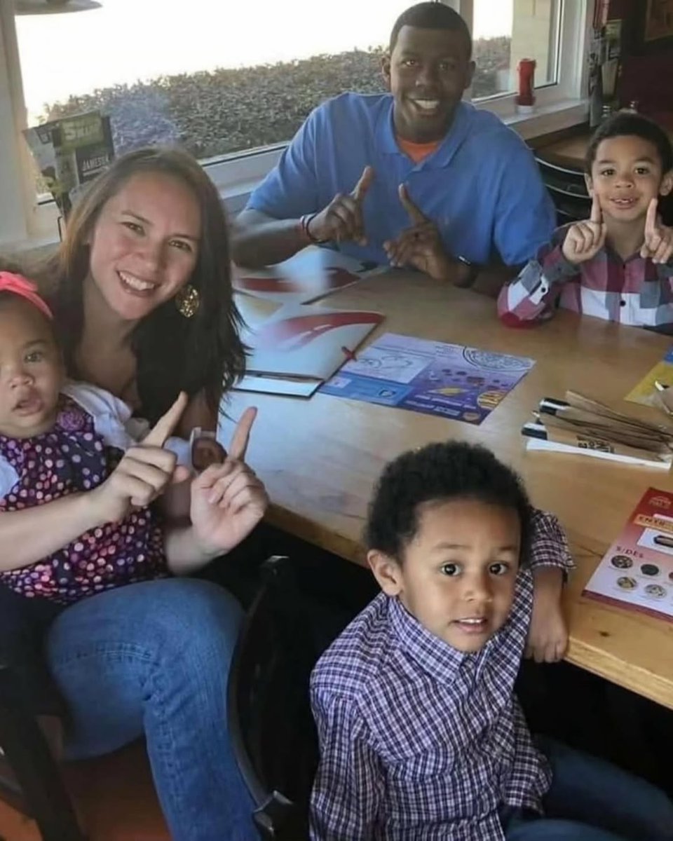 HumansNoContext's tweet photo. A Texas couple who met on MySpace has recreated their first date at the same Chili’s every year for 16 years.

They wear the same outfits and sit in the same booth. 🥹❤️ https://t.co/wDuv9BlbSX