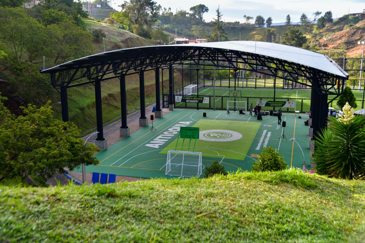 IndeportesAnt's tweet photo. Entregamos, al servicio de la comunidad,  renovada placa polideportiva en Rionegro. 🥅

¿Los más felices?  ¡Los niños y niñas de los programas de formación deportiva, porque ya su placa está techada y no les da el sol ni la lluvia directamente! 👉🏼 https://t.co/FuiyOQaKb6 https://t.co/tu0Y6ufrPv