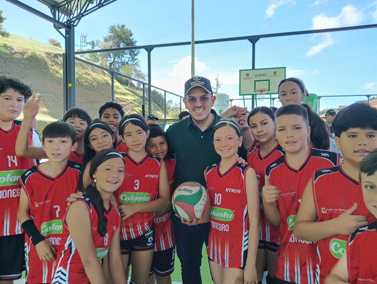 IndeportesAnt's tweet photo. Entregamos, al servicio de la comunidad,  renovada placa polideportiva en Rionegro. 🥅

¿Los más felices?  ¡Los niños y niñas de los programas de formación deportiva, porque ya su placa está techada y no les da el sol ni la lluvia directamente! 👉🏼 https://t.co/FuiyOQaKb6 https://t.co/tu0Y6ufrPv