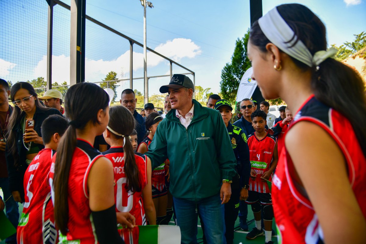 IndeportesAnt's tweet photo. Entregamos, al servicio de la comunidad,  renovada placa polideportiva en Rionegro. 🥅

¿Los más felices?  ¡Los niños y niñas de los programas de formación deportiva, porque ya su placa está techada y no les da el sol ni la lluvia directamente! 👉🏼 https://t.co/FuiyOQaKb6 https://t.co/tu0Y6ufrPv