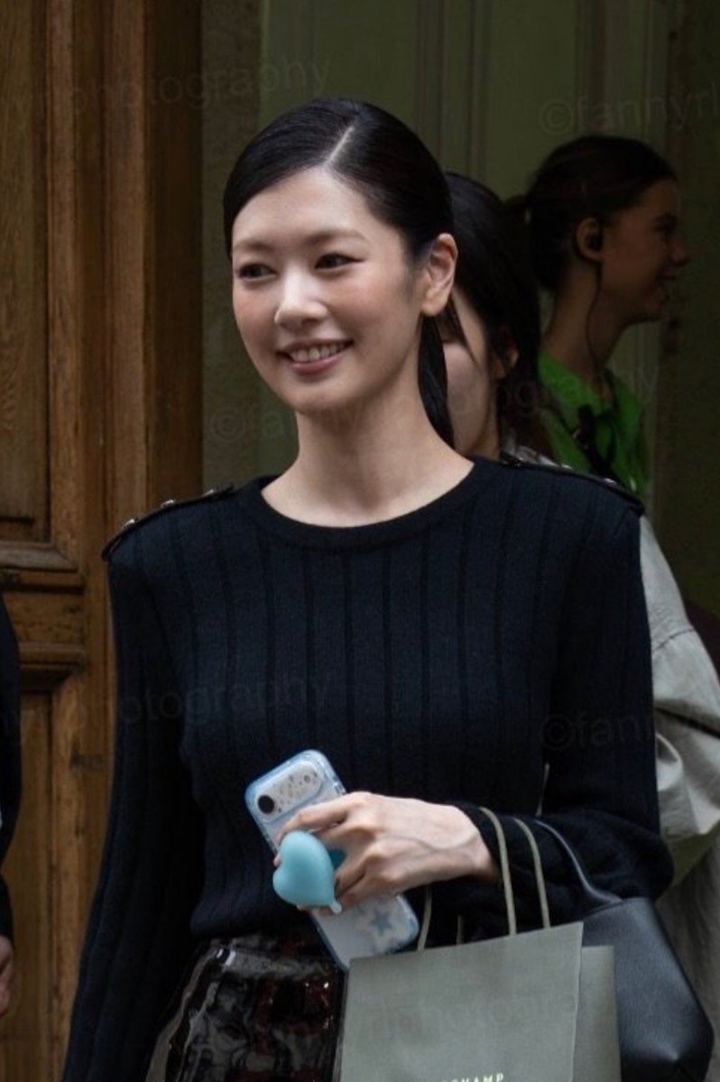 SOMINatics's tweet photo. Beautiful Somin with her cute phone case 💙 #JungSoMin https://t.co/kMEg9nJyFQ