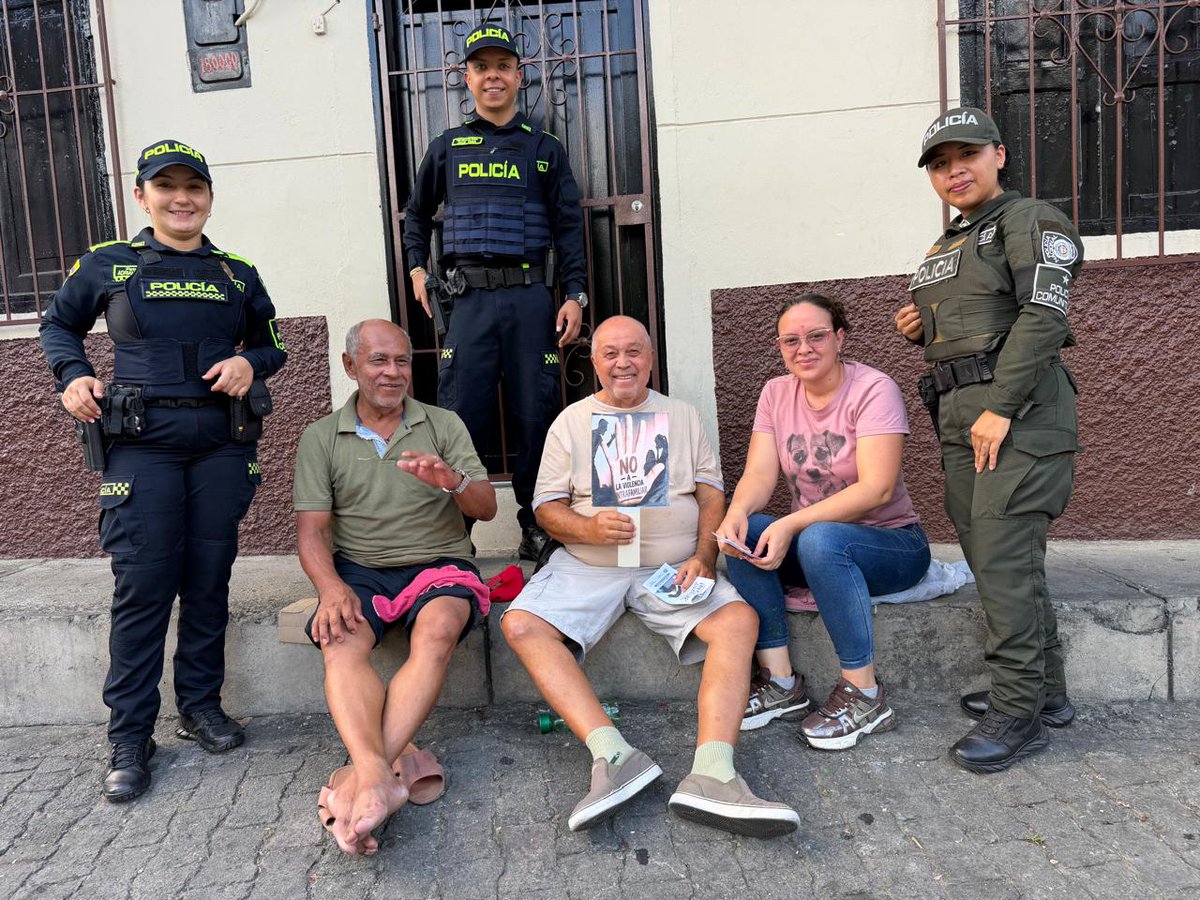 Policiantioquia's tweet photo. En #Liborina, la Policía Comunitaria y el personal de la Estación de Policía, realizó recorridos puerta a puerta para prevenir la violencia intrafamiliar, sensibilizando a las familias sobre las rutas de atención, mecanismos de denuncia y la importancia del diálogo y el respeto para una convivencia pacífica. #JuntosPorAntioquia