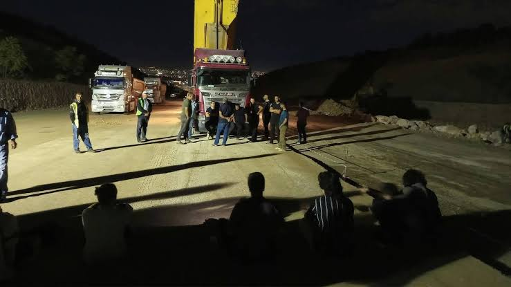 yolculukgzt23's tweet photo. ODTÜ’lü öğrenciler rant yolu projesine karşı eylemde: İş makineleri ve araçların önü kesildi

https://t.co/Q4sqYrBWCb https://t.co/lIYcRbUFQn