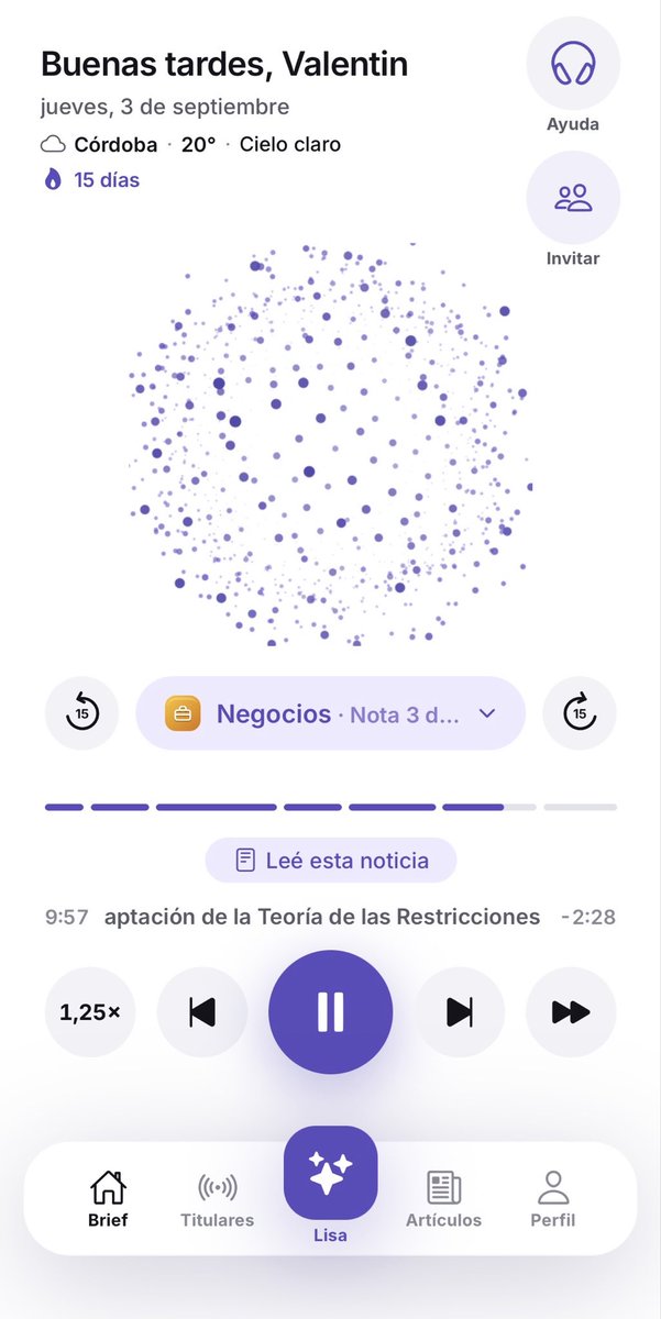 ValentinVirasor's tweet photo. Hace dos semanas esta app no la había descargado nadie.

Hoy Google se suma para acelerar el crecimiento de Lisa AI.

Te cuento cómo fueron estos últimos días.

Pagué 300 dólares a un editor que encontré en Facebook Marketplace para que hiciera el video de lanzamiento. Lo subimos a todas las redes que teníamos.

Siete descargas. En un día.

Dos días después, un tipo que no conozco probó la app, le gustó y tuiteó.

Eso fue todo el marketing.

En cuestión de horas:

🥇 #1 en Revistas y periódicos del App Store
🥈 #2 en Noticias, arriba de Reddit, de Substack y de Google Noticias
📱 Entre las 200 apps más descargadas del país

A las 2 de la mañana el servidor avisó que no aguantaba. Decidimos escalar sin saber con qué.

Después vino todo junto: nos escribieron de Perfil, Punto a Punto, Info Negocios, Diario Nuevo Aire y Noticias Formosa. Salimos en televisión. Cuatro podcasts. La facultad publicó una nota sobre nosotros.

Y ayer pitcheamos en MVP, el podcast que escucho desde que empecé a estudiar, donde vi pasar a todos los emprendedores de Córdoba que admiro.

Ahí me dijeron algo que no me esperaba: que estábamos pensando chico. Que el mercado no es Córdoba ni Argentina.

Tenían razón. Sin haber lanzado en ningún otro país, ya nos descargan en México, Colombia, Chile, Uruguay, Perú, Paraguay, Ecuador y Brasil.

Esta semana además arrancamos conversaciones con fondos.

Y hoy entramos al Google for Startups Cloud Program. Lisa corre sobre la infraestructura de Google, con su respaldo y su soporte. El techo que teníamos era ese: cuánto podíamos aguantar antes de que se rompa algo. Ya no está.

Somos siete personas en Córdoba. Meses de 12 a 16 horas por día, fines de semana incluidos, sin que nadie nos garantizara nada.

Lisa AI es una app de noticias. Elegís los temas que te importan y todos los días te arma un informativo en audio de diez minutos con lo que pasó de eso. También tenés titulares en vivo, un asistente que te contesta citando de qué medio salió cada cosa, y un feed donde ves qué dijo cada medio sobre la misma noticia.

Nunca reproducimos el contenido de nadie: lo distribuimos, con el link a la nota original siempre a la vista.

Yo la uso todos los días desde antes de publicarla. Llevo quince días seguidos de racha, aunque no cuento para el ranking porque la hice yo.

La escucho manejando o mientras me armo un café. En diez minutos ya sé lo que pasó de lo que a mí me interesa, sin scrollear cuarenta portales ni enterarme de las cosas de casualidad. Eso solo ya me cambió la manera de arrancar el día.

A dónde queremos llegar: que informarte de lo que a vos te interesa, todas las mañanas, no te cueste más que un solo clic.

Dale que esto recién arranca…