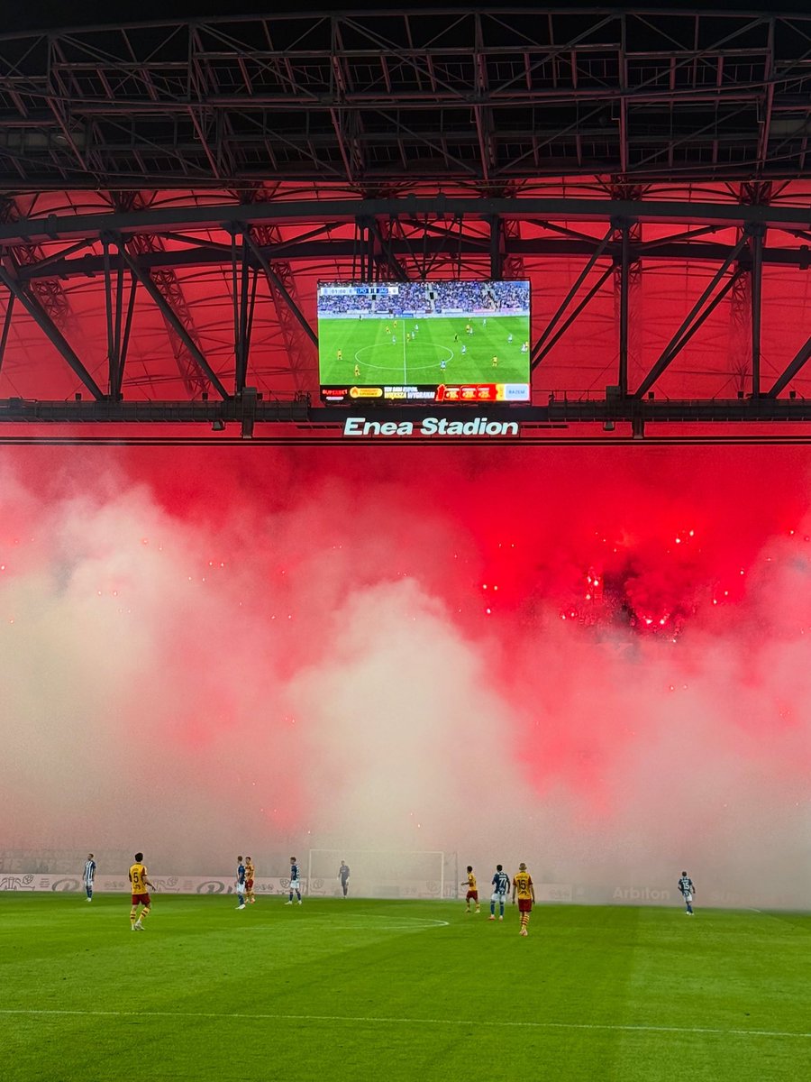 UltrasPresent's tweet photo. Un partido normal en Polonia… 🇵🇱🔥
#NoPyroNoParty
🔵⚪️ Lech Poznań - Jagiellonia Białystok 🟡🔴 https://t.co/DGyZcZJxe8