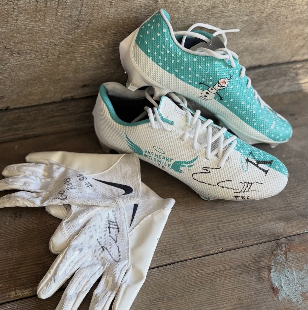EftonChism's tweet photo. Great opportunity to support a great cause! Help me support Big Heart Big Smile 💙 Every bit of support means a lot!!!

Enter to win a chance at these game worn cleats and a pair of gloves! 

https://t.co/bfmqLvIxrs https://t.co/eYVVfVbYH1