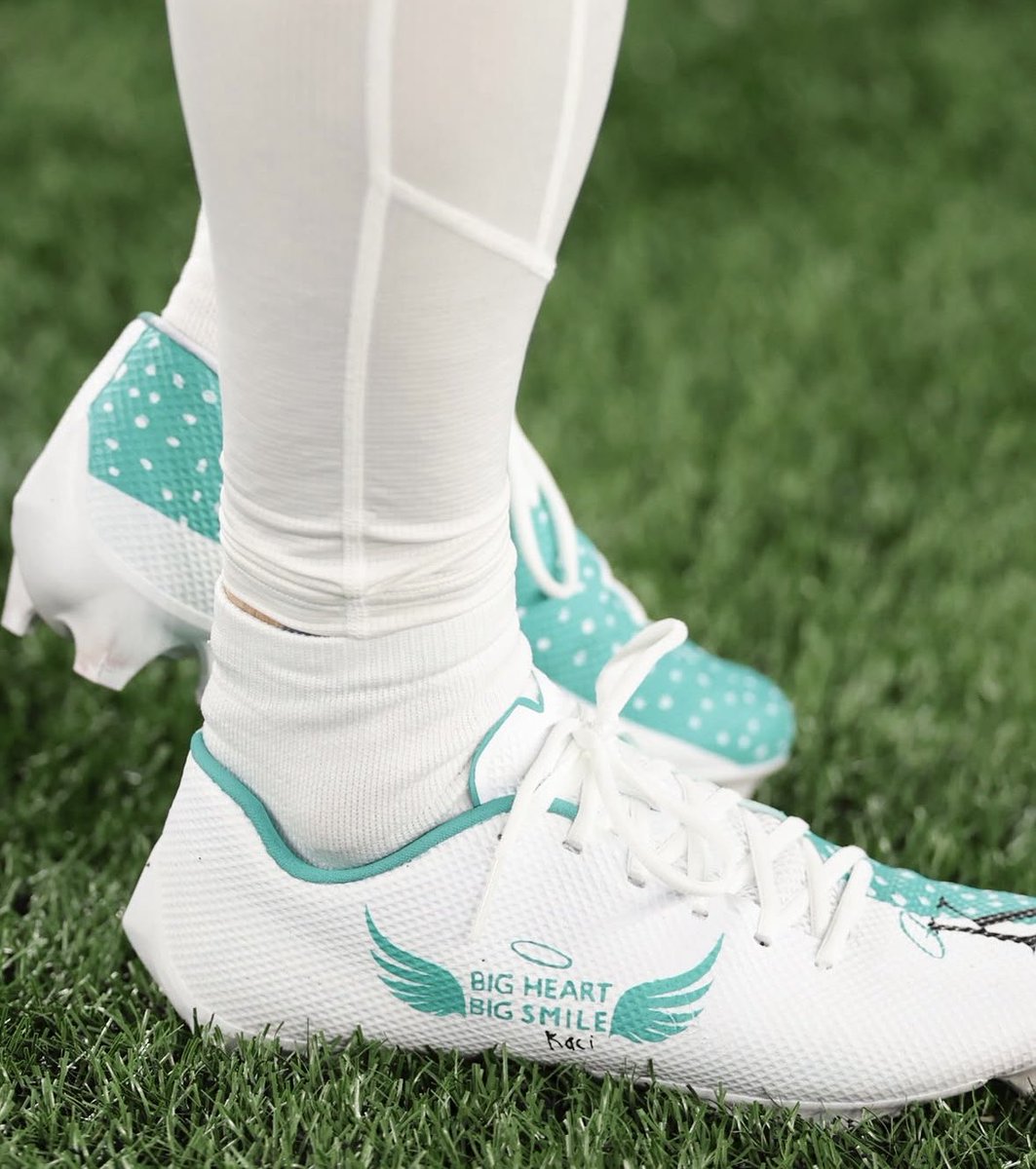 EftonChism's tweet photo. Great opportunity to support a great cause! Help me support Big Heart Big Smile 💙 Every bit of support means a lot!!!

Enter to win a chance at these game worn cleats and a pair of gloves! 

https://t.co/bfmqLvIxrs https://t.co/eYVVfVbYH1