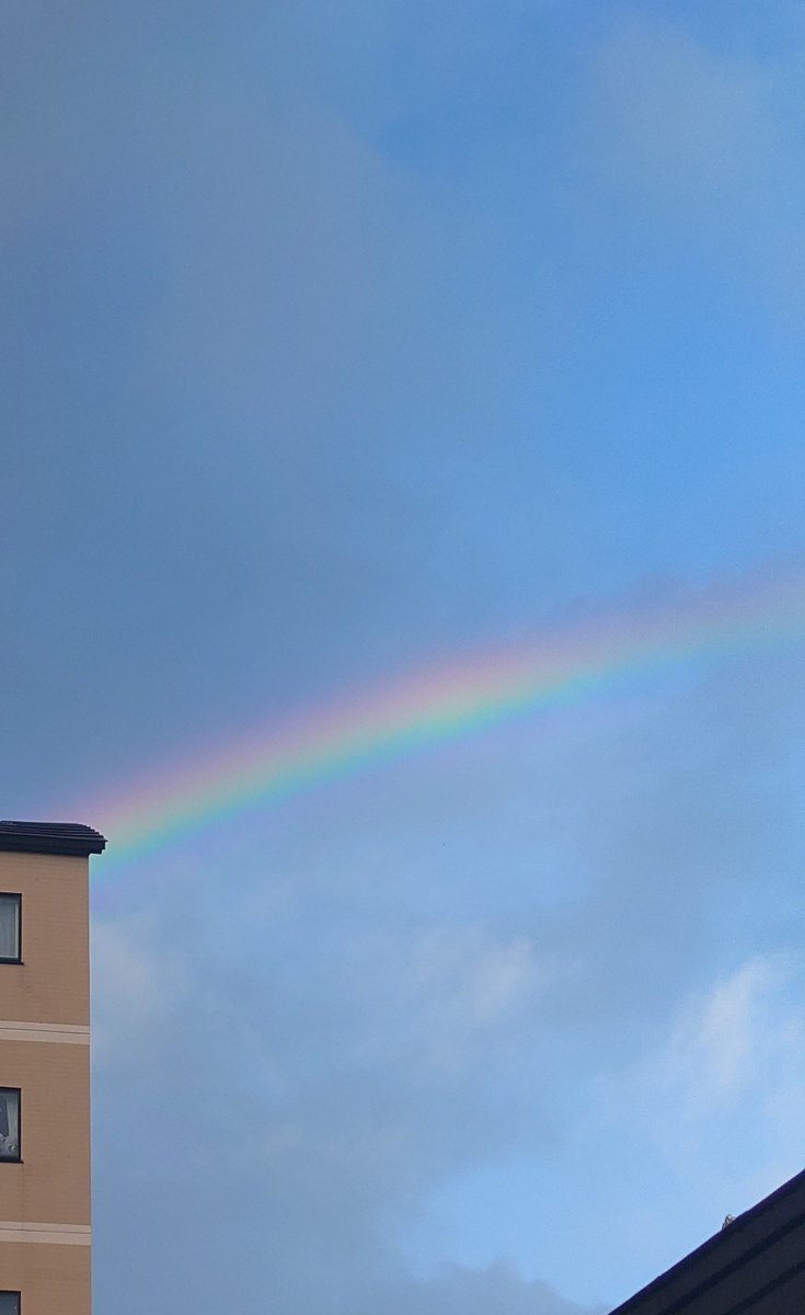 numaroy34's tweet photo. また雨かって思ってたら、虹出てた🌈
良い事あるかな？ https://t.co/hHbsiOMy3Y