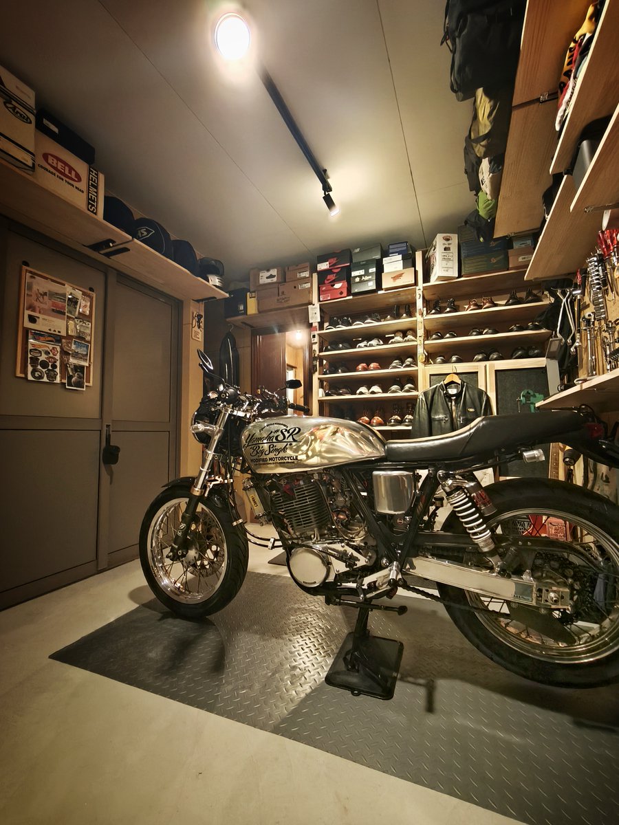 alfatact's tweet photo. 仕事が終わっての…癒し空間。週末 雨予報で悲しい…来週9月13日のXSR&SRミーティングは晴れてほしいな🙏
#YamahaSR #SR400 #SR500 #SR595 #1JR改
< https://t.co/fJvXjVs3Vp > https://t.co/1ubTUd2BND