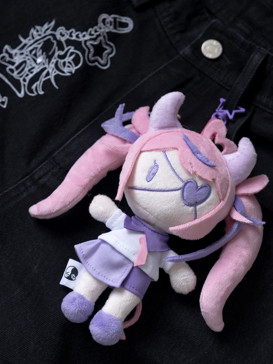 ApariArt's tweet photo. This Bat Baddie has a soft side 🥹 

✨Now part of the @ironmouse Anniversary collection, add this softie to your pre-order✨

Complete the fit, clip Mouse to the jeans &amp; take her everywhere⭐️

📢Less than 2 weeks left before pre-orders close! https://t.co/abWsRSnIMI