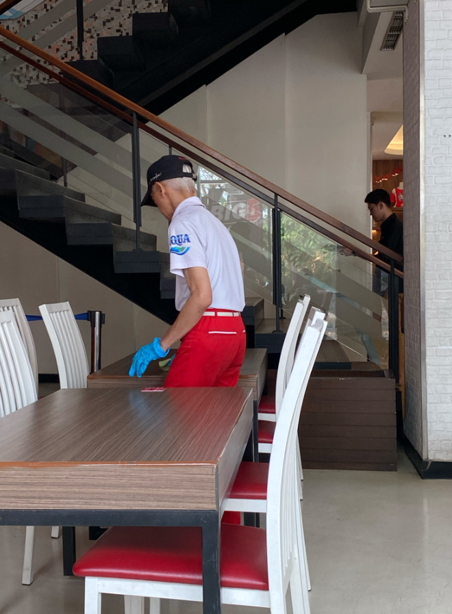 txtharihariWNI's tweet photo. Min KFC Indonesia, aku tadi makan di tempat kamu, Sektor 9, dan ketemu bapak ini. Kece banget sih, kamu masih mempekerjakan orang yang sudah berumur.

Bahkan rambutnya udah putih semua, kulitnya sudah berkerut, tapi bapaknya rajin, MasyaAllah. Nggak berhenti beberes dan ngelap-ngelap yang kotor.

Salam buat bapaknya ya, Min. Semoga bapaknya sehat selalu. Amin! 🥺

Maafin ya, Pak, foto nggak izin 🥺

Ada yang pernah ketemu bapak ini juga pas makan di KFC Sektor 9? 🥺