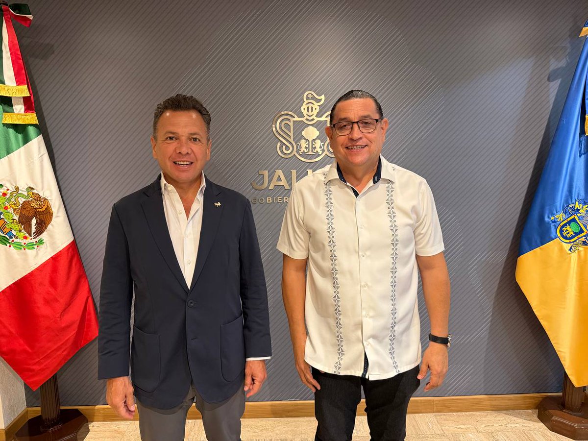 PabloLemusN's tweet photo. Me reuní con José Miguel Leonardo Cisneros (@SindicatoLeo), líder del sindicato mayoritario de trabajadores al servicio del Estado, a quien le agradezco su seriedad y su voluntad por hacer siempre un trabajo conjunto en beneficio de Jalisco y de sus trabajadores. https://t.co/kGM5Bcr6xo