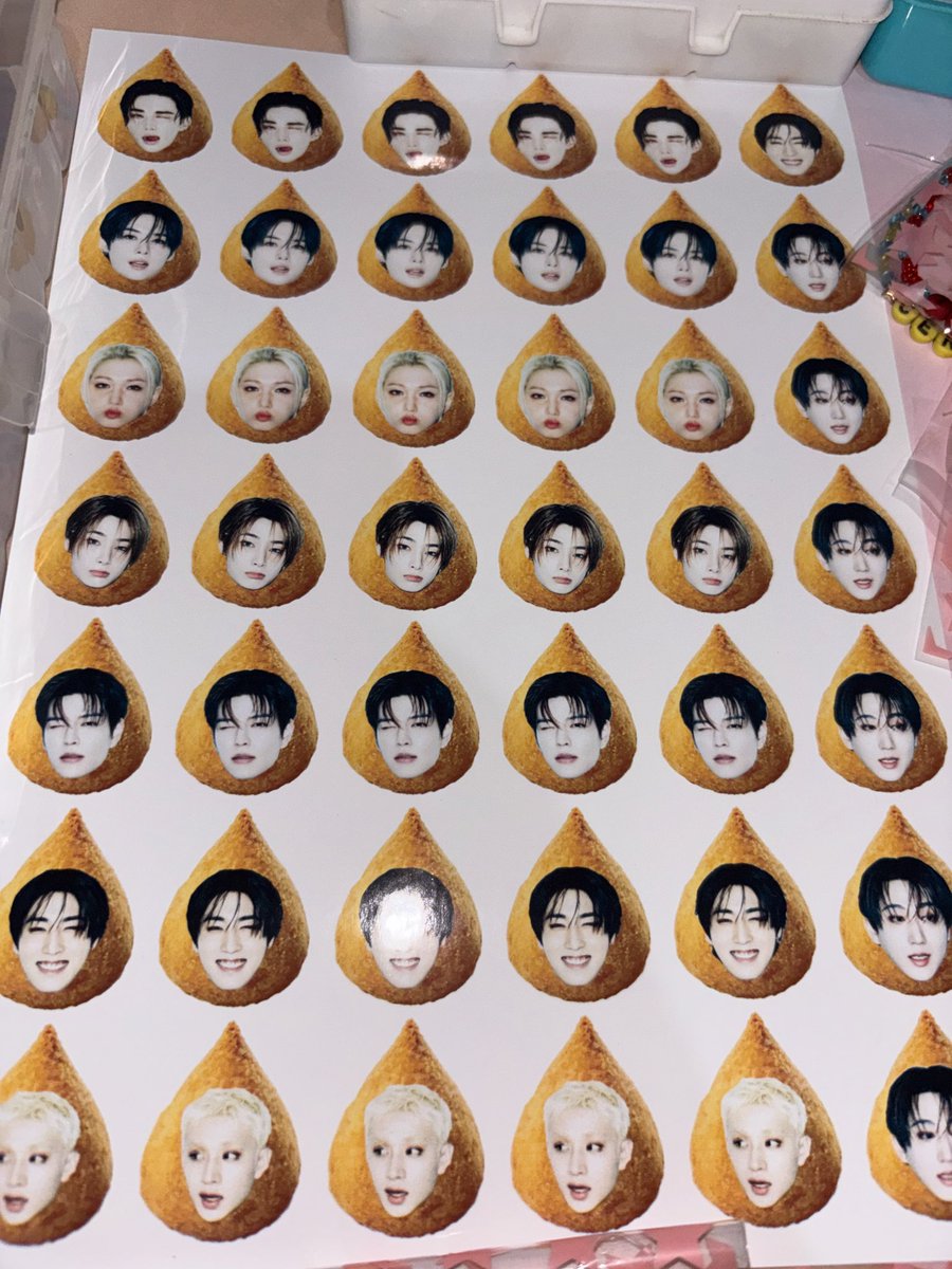 dwaekkisweet's tweet photo. inventei de fazer esses adesivos ja que não teremos os skzoo coxinha na pop up https://t.co/QBuXeDIl5x
