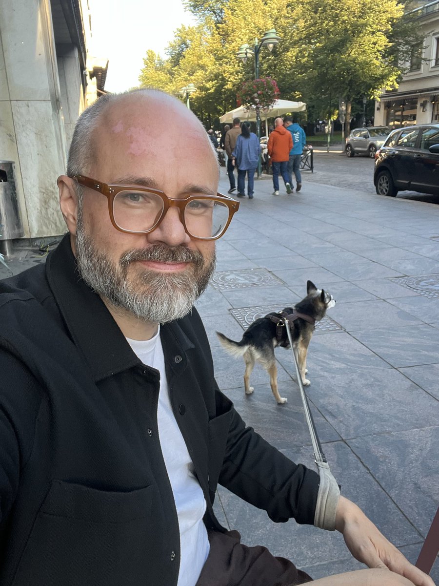 TuomasEnbuske's tweet photo. Uuden podin linkit alla ￼👇

Kiitos upea kesä 2026. Ja kiitos maailman paras kaupunki Helsinki. Stadi on Suomen suosituin lomakohde, suositumpi kuin koko Lappi. Stadin kesä menee niin, että kesä-heinäkuun kaupungin valtaavat maalaiset. Vaimot taluttavat vastahakoisia miehiä Dressmanniin, kun on sovittu, että Helsingin-reissulla ostetaan se hautajais-, hääjuhla-, ristiäis-, työhaastattelu-, pikkujoulu- ja kesäjuhlapuku. All in one. Suomalaisen miehen puku on tehokas: yksi puku, kolme tilaisuutta ja seitsemäntoista vuotta käyttöikää.

Ja sitten Espresso Houseen. Maalaiset pelkäävät kahviloita, joissa on pöytiintarjoilu. Olen monasti nähnyt heidän menevän jonottamaan tiskille ja kun tarjoilija on tullut sanomaan, että ”meillä on pöytiintarjoilu”, lantavarpaat ovat luikkineet pakoon. Veikkaan, että suurin on pelko korkeista hinnoista, ja yleinen kauhu siitä, ettei osata olla niin fiinisti.

Elokuussa tulevat sitten ulkomaalaiset. Aiemmin eniten oli saksalaisia, nykyään amerikkalaisia, mikä on hyvä juttu. Ehkä ne sitten tulevat puolustamaan meitä kolmannessa maailmansodassa. Paljon on myös kiinalaisia ja espanjalaisia. Olen tänä kesänä ollut tekemisissä sekä ranskalaisten että saksalaisten kanssa. Ne erottaa siitä, että ranskalaisen mielestä on hämmentävää, jos suomalainen ei puhu ranskaa. Saksalaisen mielestä taas on hämmentävää, jos suomalainen puhuu saksaa. Suomalaista taas hämmentää, jos ylipäätään joutuu puhumaan kenenkään kanssa. 

Minua taas hämmentää se, miten tyylikkäitä helsinkiläiset nykyään ovat. Naiset ovat itsestäänselvästi tyylikkäitä, mutta nykyään myös miehet. Toisin kuin Tukholmassa, tyylit eivät ole yhdestä katalogista, vaan persoonallisia ja niissä on just sopiva junttitwist: sekoitus Milanoa ja Tamperetta. L’eleganza non passa mai di moda.

Aloin tänään valmistautua talveen siivoamalla vaatekaappia. 
Olen asunut Helsingissä yli 29 vuotta, ja kertaakaan en ole täällä pukenut ylleni pitkiä kalsareita. Oulussakin tosi tosi harvoin, mutta ne kalsarit ovat siellä.
Löysin kaapista kolmet (!) mamikset. En tiedä, onko ne jättänyt sinne äiti vai joku homorakastajistani. 

Uusi Suomen nostatus -podcast on ulkona. Voit kuunnella ja katsoa sen ilmaiseksi. Linkit löytyvät alta 👇

Mukana myös huippusuosittu @ottojuote