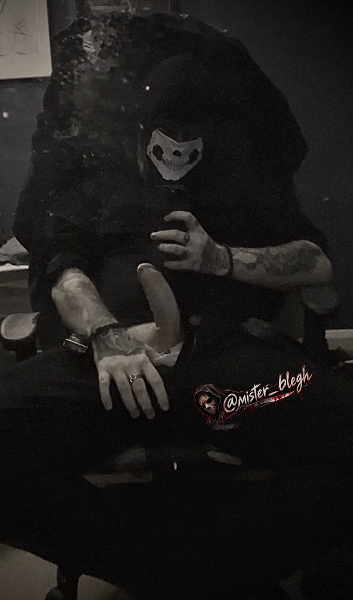 Mister_Blegh's tweet photo. Who’s coming to sit on my lap? Any volunteers? 🖤

(♡ + ↻ for moots!) https://t.co/eaZOgaidAu