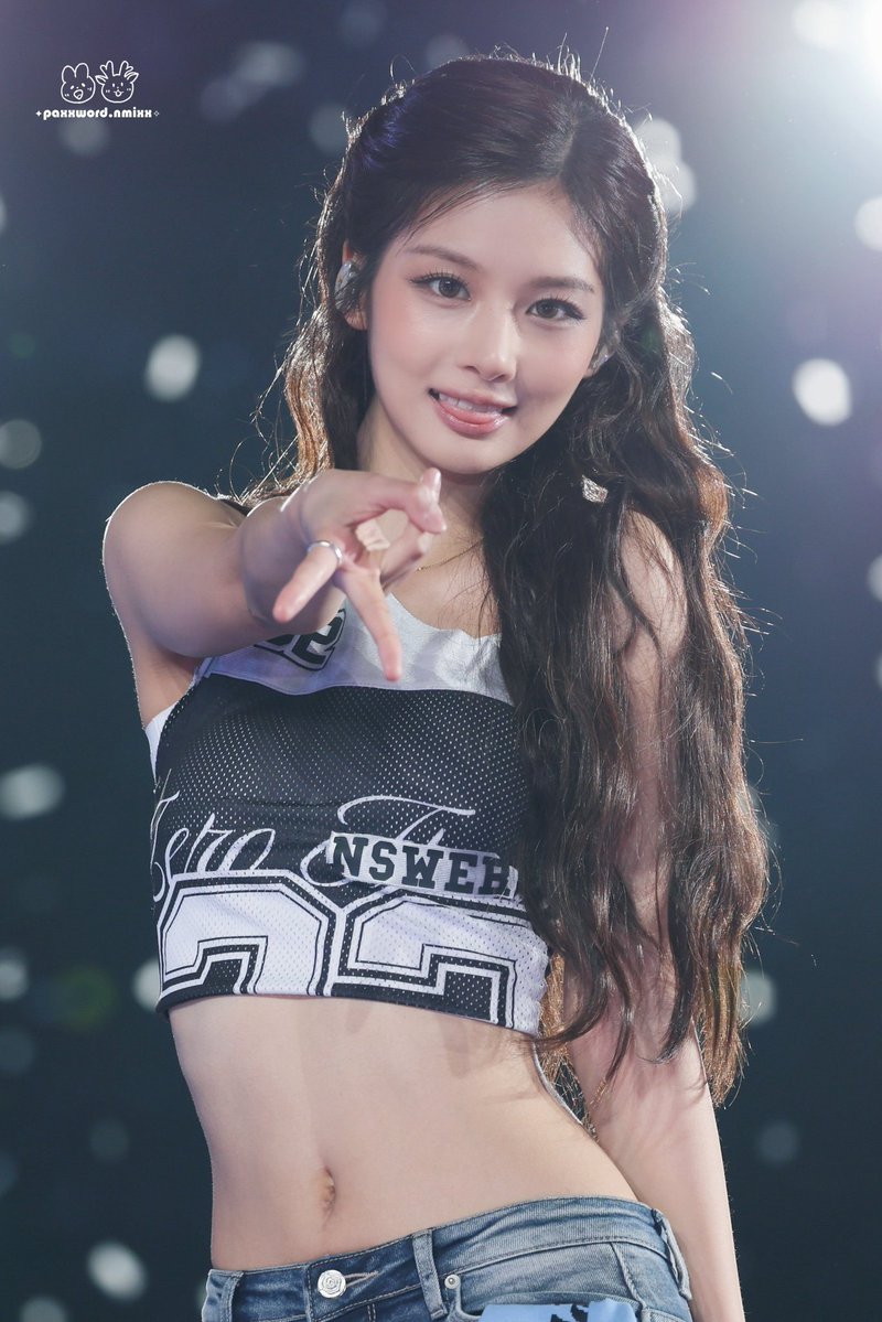 ddarkoir's tweet photo. nmixx sullyoon https://t.co/TWhBlIfy5z