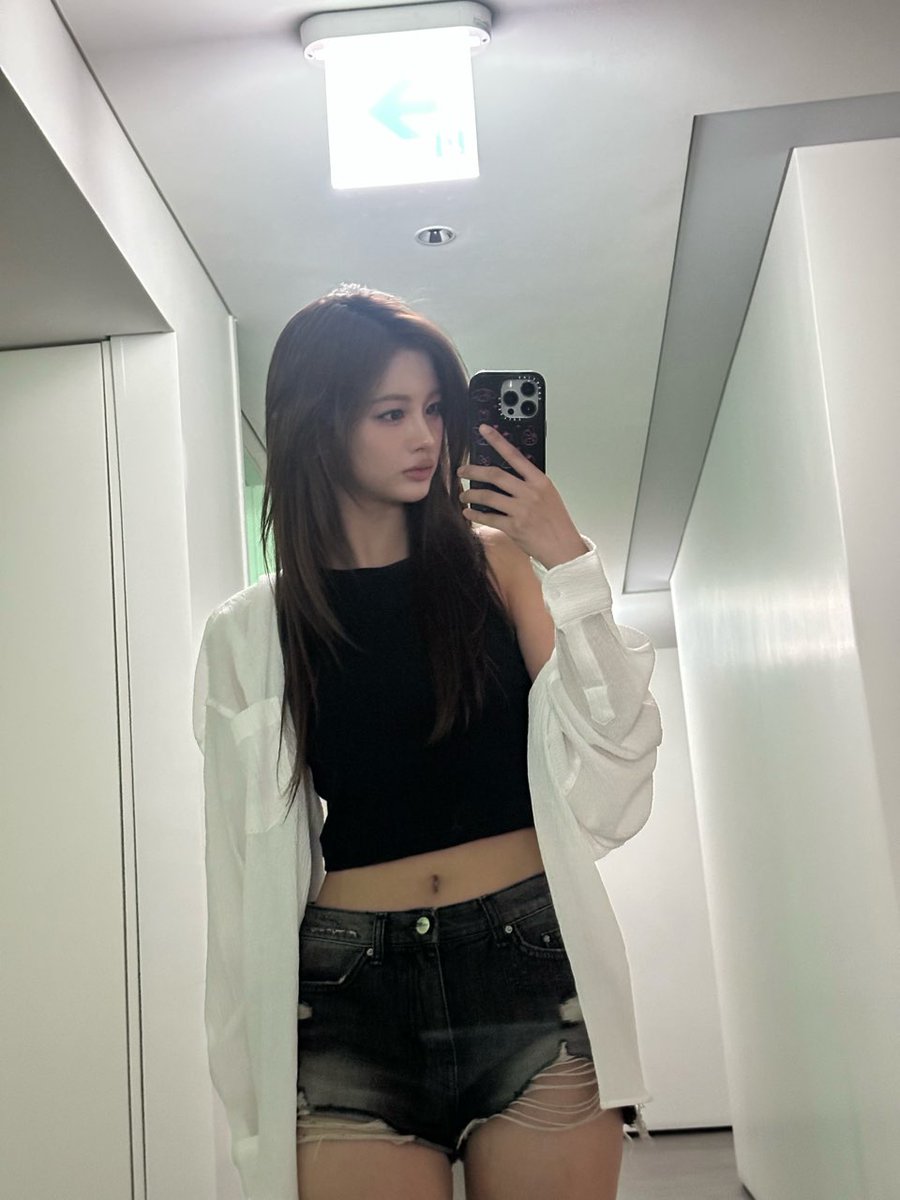 ddarkoir's tweet photo. nmixx sullyoon https://t.co/TWhBlIfy5z