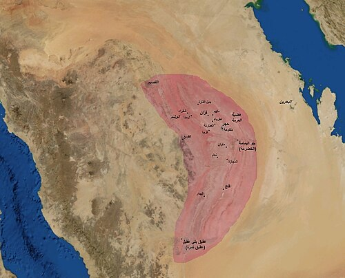 ALfalehaaa's tweet photo. الأسواق التجارية في إقليم اليمامة في العصر الجاهلي والإسلامي!
قامت باليمامة أسواق تجارية كثيرة أبرزها:
1. سوق حجر، ويُسَمّى سوق اليمامة، وهو من أسواق العرب المشهورة.
2. سوق الفلَج (الأفلاج)، وقد بلغت دكاكينه ٤٠٠ دكان وحانوت، ويكثر فيه أهل اليمن، وهو شديد التحصين.
3. سوق الخضرمة (الربيعية) من اليمامة.
4. سوق الحائط بالفقي (سدير) من اليمامة.
5. سوق جمّاز بالفقي (سدير) من اليمامة.
6. سوق خزية، ويقال لها خزيات، وخزية موضع باليمامة بين وادي الدواسر وحصاة قحطان.
7. سوق أكمه، وهي بلدة كبيرة بفلَج (الأفلاج) من اليمامة.
8. سوق حربة، قال عنه البكري: سوق من أسواق العرب في عمل اليمامة.
9. سوق العسجدية قال عنه ياقوت: هي سوق يكون فيها العسجد، وهو الذهب من هذه الأسواق ما يكثر رُوّاده في فصل معيّن، كسوق حجر الذي يكون فيه العرب جمعاء يوم عاشوراء (العاشر من المُحرّم) الي آخر شهر محرم، ويقام فيه بجانب البيع والشراء المفاخرة، وبقي هذا السوق حتى آخر العصر الأموي.
= الألف سنة الغامضة من تاريخ نجد.