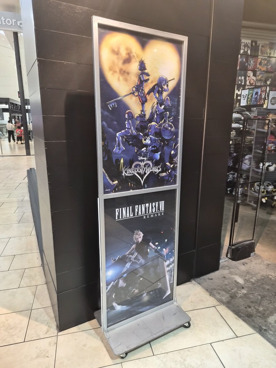 keybladeri's tweet photo. LITTLE ME WOULD BE FREAKING OUT SEEING KH AND FF IN OUR LOCAL MALL (me freaking out as an old lady) https://t.co/2qBZoR7QEJ
