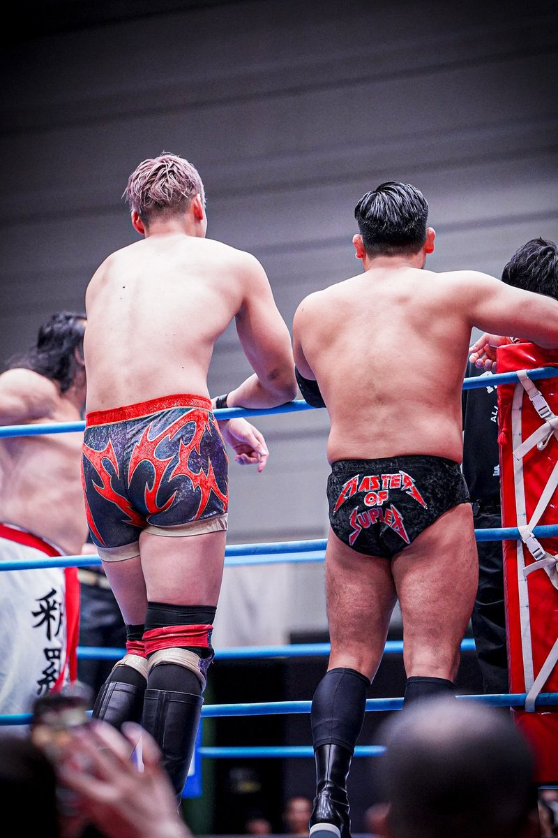 u__xyz's tweet photo. あんまり並びで見ることない背中 https://t.co/rrs7ZzpF8q