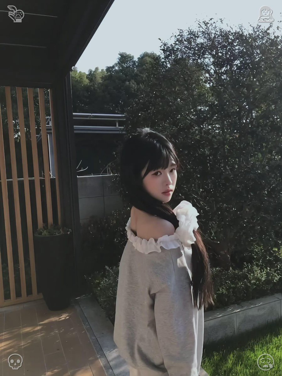 punidecoz's tweet photo. She traded her sundress for high-waisted denim cutoffs—faded blue, with frayed edges—and a white linen crop top, pushing the sleeves up past her elbows. For footwear, she chose espadrille platform wedges, gaining a few inches of lift while keeping comfort intact, then took a s https://t.co/f2KuHbFe5l