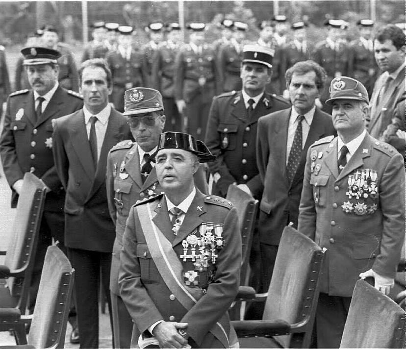 outsidersesp's tweet photo. Declaraciones de octubre de 2004 por parte de Francesco Cossiga, ex-presidente de la República italiana, sobre la excarcelación del ex general de la Guardia Civil Enrique Rodríguez Galindo:

“Con la puesta en libertad de Galindo, José Luis Rodríguez Zapatero no piensa renunciar a lo que le parece un ‘mérito’ del anterior Gobierno socialista, que es “el uso del terrorismo de Estado”. Con las últimas detenciones de etarras, Zapatero pretende que “se olvide un acto indecoroso, que ni siquiera Aznar se atrevió a plantear, como es la puesta en libertad de un vulgar asesino, que es más asesino todavía en cuanto que es un general de la Guardia Civil que estaba en la cárcel por torturas, asesinato y por haber inventado un método traicionero de difusión calculada de la droga en el País Vasco” (sic).

Cossiga murió en 2010, pero en esos seis años nadie del régimen español llevó a juicio sus durísimas declaraciones, entre las que estaba acusando a Intxaurrondo de inventar un método calculado de difusión de la heroína y otras drogas ilegales en Euskal Herria, además de practicar torturas y asesinatos.