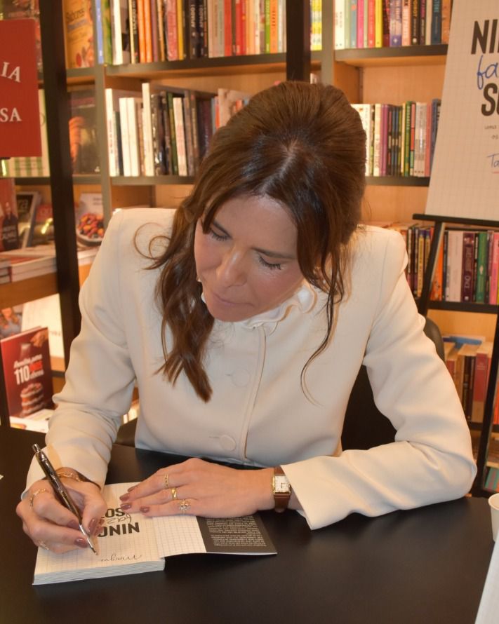 soudanimarques's tweet photo. Parabéns pra Tati Oliva pelo lançamento do novo livro, 'Ninguém faz nada sozinho'! Não podia deixar de comentar o título: quem ganha jogo é time, não jogador sozinho. 

Foi assim que aprendi a construir carreira, e é assim que eu sigo construindo tudo que faço hoje. Não se faz nada sozinho, assim como não se faz Brasil só com presidente!