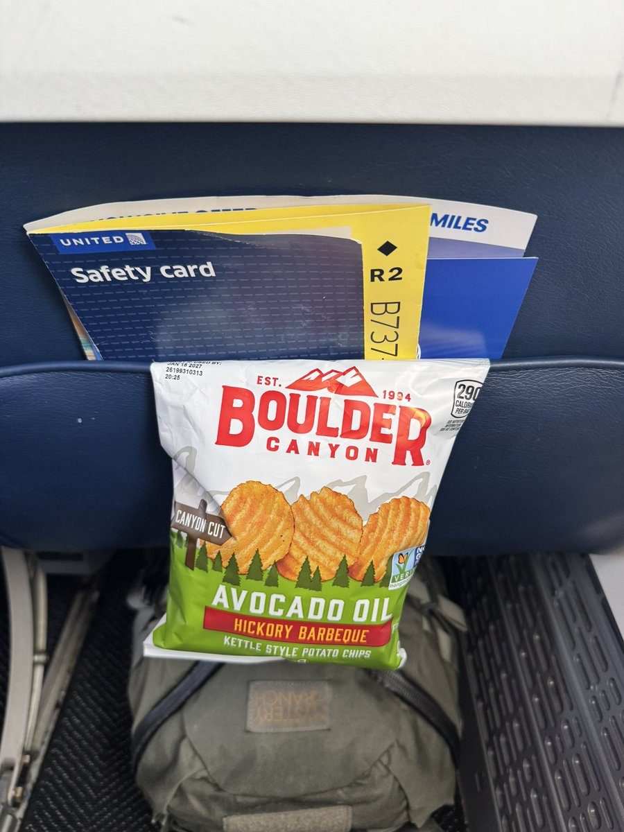 WorldWideHamzah's tweet photo. life hack to store chips on a plane #flightsnotfeelings #20f https://t.co/9bk4jr9cH2