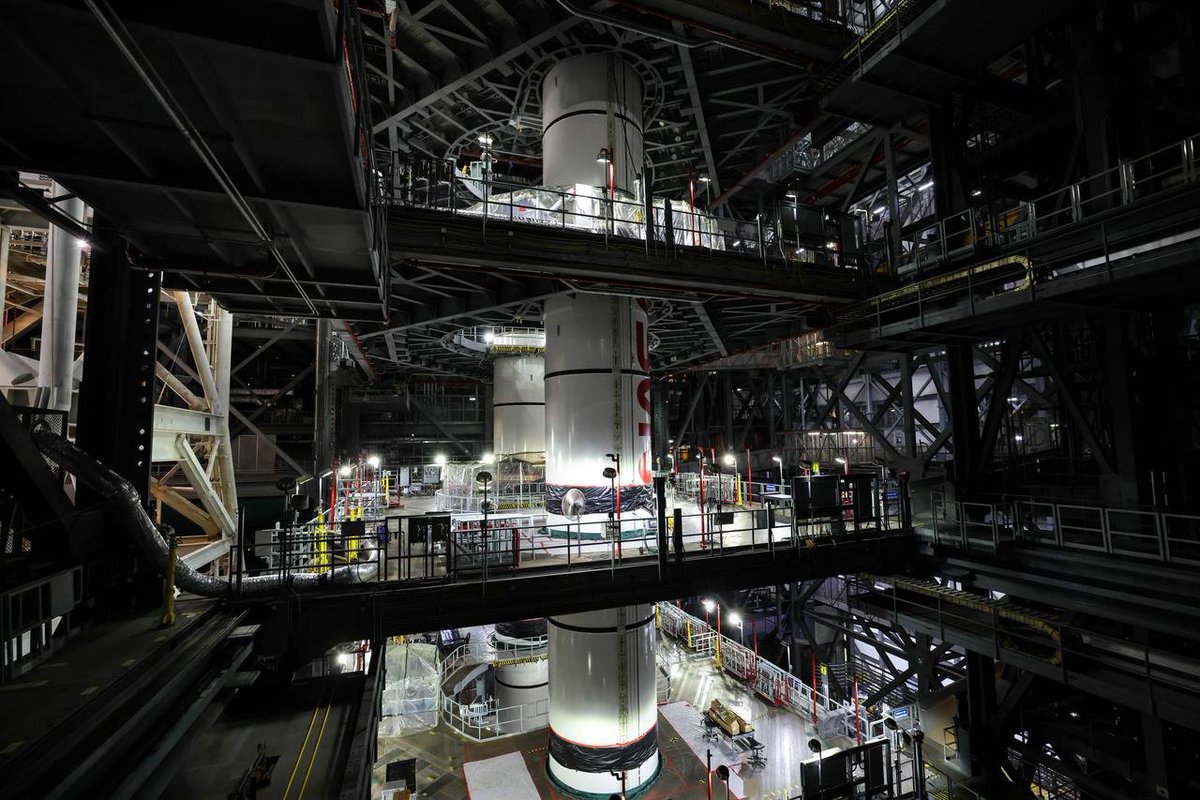 _Testflight_'s tweet photo. NASA have installed the Left Forward Centre SRB segment atop the Mobile Launcher ahead of rollout to LC-39B later this year!! https://t.co/9O6uQvn3Ib