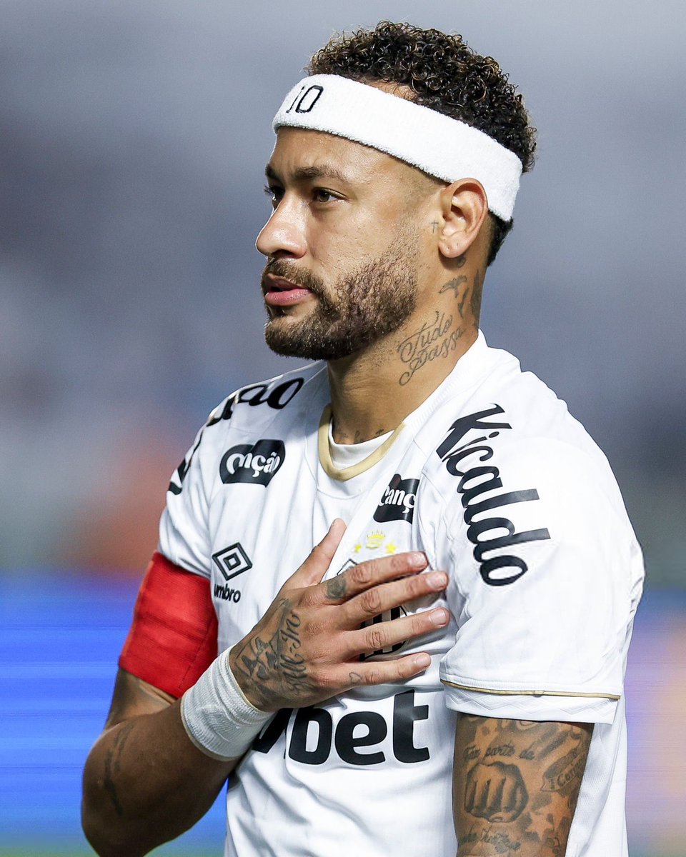 ActuFoot_'s tweet photo. 🚨 NEYMAR 🇧🇷 DÉTRUIT LE JARDINIER DU STADE DE SANTOS après l’élimination du club par Palmeiras en Coupe du Brésil ! 😭😭

« Hier, c’était la pire pelouse que Vila ait jamais eue, pleine de trous…

INCROYABLE !!!

En plus de jouer contre l’adversaire, on a dû jouer contre le terrain… Et, par-dessus le marché, on doit fournir davantage d’efforts lors des accélérations et des freinages pendant les courses parce que le terrain est irrégulier. 

Ce n’est pas pour rien que trois joueurs ont ressenti quelque chose dès la première mi-temps…

BRAVO, HEIN… EXCELLENT TRAVAIL DE MERDE. » 😡

📲 Instagram