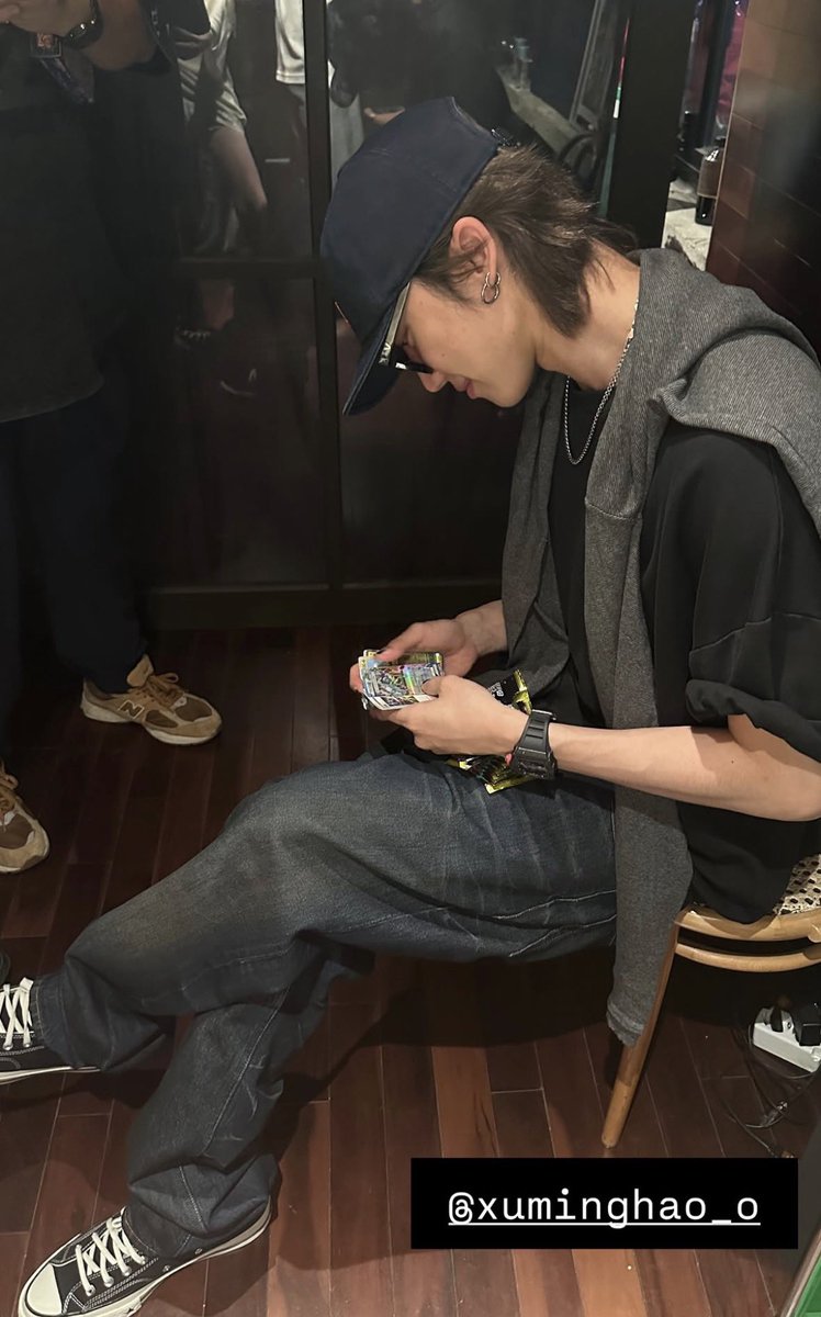 minghaocheoI_'s tweet photo. minghao checking out his card pulls oh my god hes getting the full 'i feel like pikachu' experience https://t.co/VDYgKoGflw