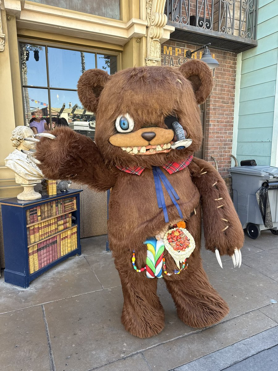 SpeculationMatt's tweet photo. We’re getting the @HorrorNights fun started early! HamiKuma has arrived! #HHN #UniversalHHN https://t.co/6oJ3XciG2p