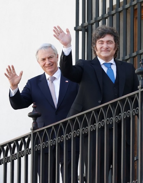 clarincom's tweet photo. MILE EN CHILE: REIVINDICÓ LA GESTIÓN ECONÓMICA DE PINOCHET Y TUVO UNA BREVE REUNIÓN CON KAST

Habló ante un foro la derecha europea y latinoamericana en el que reivindicó su política económica, la del fallecido dictador trasandino Augusto Pinochet, se despachó contra lo que llamó los “zurdos mugrosos” y criticó a Pedro Sánchez, de España, esta vez por la crisis migratoria en Ceuta.

En su encuentro con el presidente chileno se mencionó la polémica por el Estrecho de Magallanes y se trataron aspectos vinculados a la cooperación energética, convenios mineros y asuntos de seguridad. También se habló del caso Sergio Galvarino Apablaza, el ex guerrillero que se encuentra prófugo desde Argentina y está con pedido de extradición a Chile por el asesinato de un ex senador pinochetista. 

(+) en Clarín: https://t.co/g6OCcIZcH9