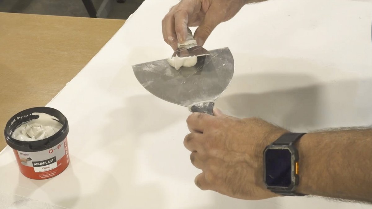 Bricocrack's tweet photo. 🖐 ¿Y tú eres más de plastes o de masillas listas al uso? 🙄 ¿Crees que es solo cuestión de gustos? 🤔

#Tutorial viernes YouTube: características técnicas diferenciales de plastes y masillas. 

Con #plastes #masillas #Aguaplast @BeissierES  y #llanas #espátulas #NespoliRuloPluma https://t.co/eMIhzxkcIs